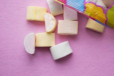 Marshmallow kopya alanı ile pembe arka plan üzerinde. Duvar kağıdı arka plan veya renkli mini öğrendiklerinde dokusuna.