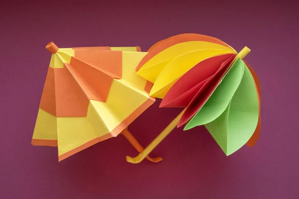 Κόψτε το χαρτί origami ομπρέλες. Δύο πολύχρωμα χάρτινα ομπρέλες — Φωτογραφία Αρχείου
