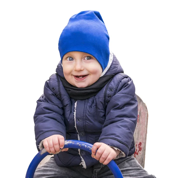 Rapaz bonito na roupa quente sentado na serra ver isolado no fundo branco. Criança feliz sentada no balanço — Fotografia de Stock