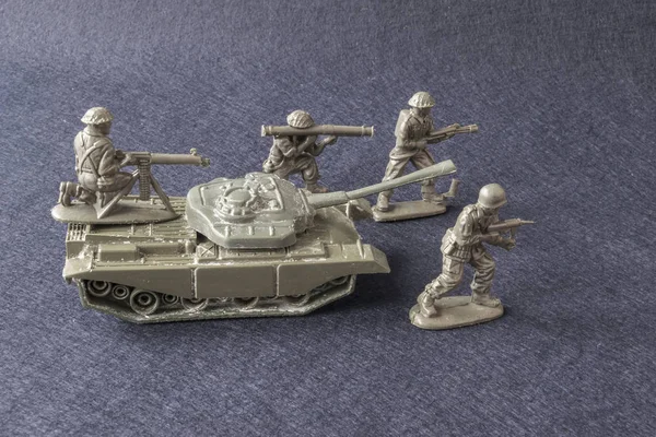 Juguete miniatura modelo equipo soldados con tanque — Foto de Stock