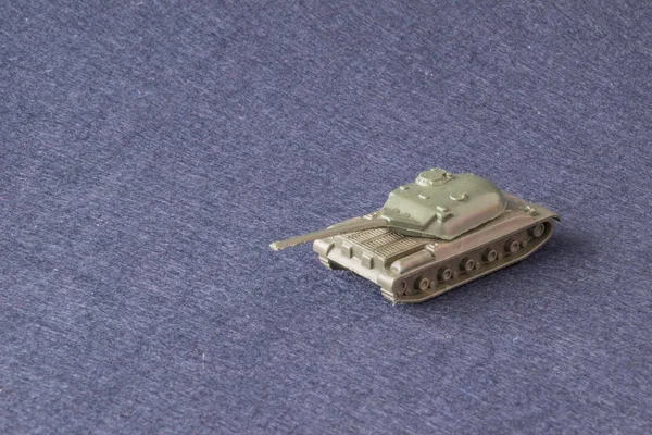 Pequeña miniatura de plástico del tanque del ejército — Foto de Stock