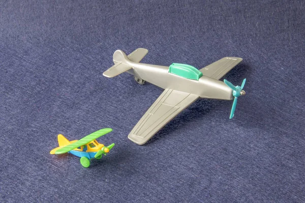 Масштабные модели цветных маленьких пластиковых игрушечных самолетов — стоковое фото