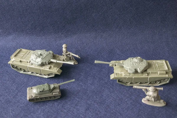 Modelos a escala de tanques y soldados de plástico de juguete — Foto de Stock