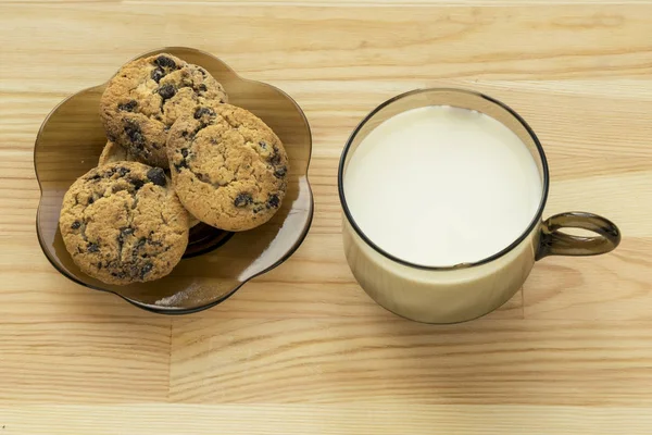 Cup of milk with tasty cakes — Stock Photo, Image