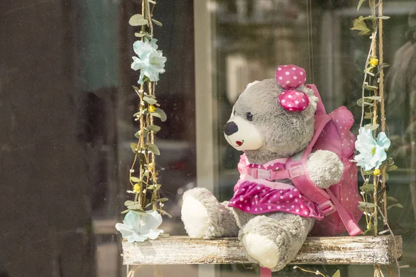 Смешной игрушечный медведь на красивом деревянном канате — стоковое фото
