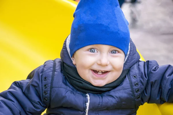 Criança bonito alegre com sorriso agradável — Fotografia de Stock