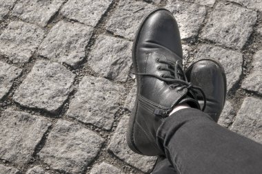 İnsan bacaklarda şık siyah bot ve kot pantolon