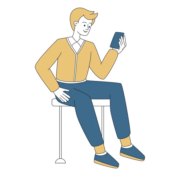 Uśmiechnięty mężczyzna trzymający płaską ilustrację smartfona. Przypadkowy facet siedzący z telefonem komórkowym na czacie, patrzący na odizolowaną postać z kreskówki. Stylowy mężczyzna dorosły za pomocą telefonu, komunikacji — Wektor stockowy