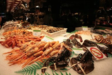 Pazarda taze deniz ürünleri 