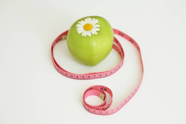 Ölçü bandıyla elma