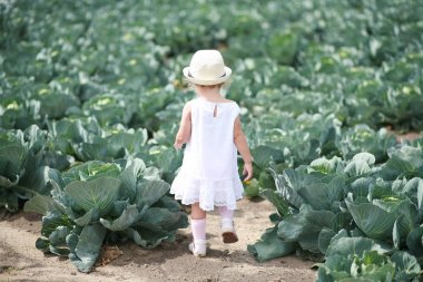 sahada bir kız yürüyor