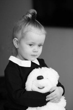 Üzgün kız ve tavşan