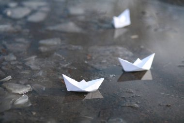 su içinde kağıt tekneler