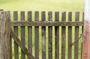 Kapalı kanca ahşap kapı