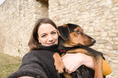 güzel kız köpeğiyle harcanan zaman sahiptir, köpek seviyor