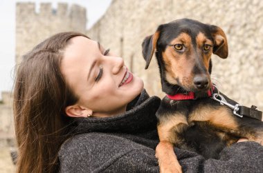 Kız karşılamak terkedilmiş köpek--dan a sığınak
