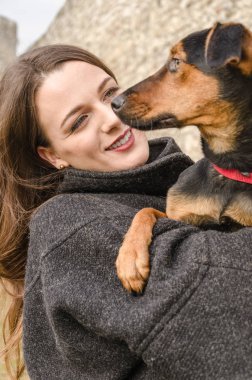 Kız karşılamak terkedilmiş köpek--dan a sığınak