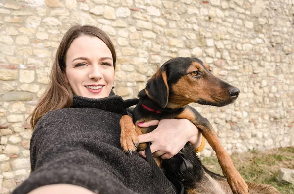 Koira ja nainen tehdä selfie — kuvapankkivalokuva