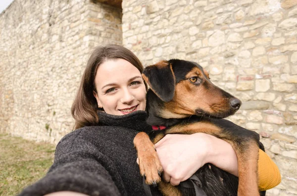 Bela menina goza o tempo gasto com seu cão, ela adora cão — Fotografia de Stock