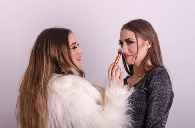 kız arkadaşı için makyaj yapıyor 