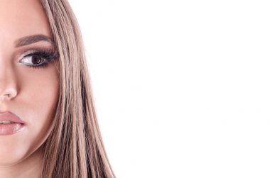 Yarım yüz makyaj güzel kız