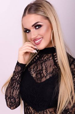 gülümseyen güzel bir genç kız portresi 