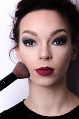 Makyaj fırça tutan kız