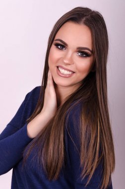 gülümseyen güzel bir genç kız portresi