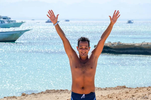 El hombre se divierte en la isla paraíso —  Fotos de Stock