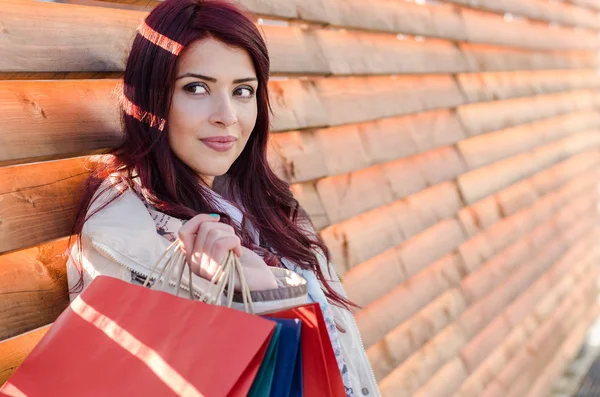 Mädchen hält Taschen über die Schulter — Stockfoto