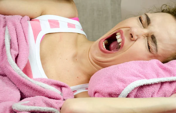 Девушка в розовой постели — стоковое фото