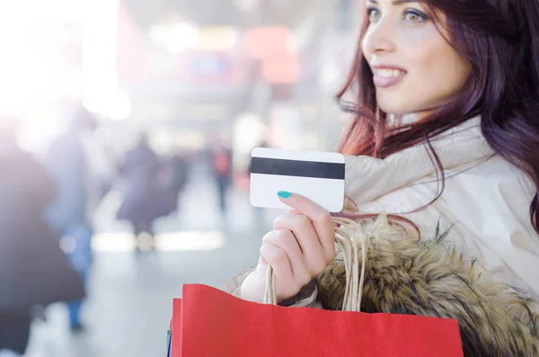 Frau zeigt Taschen und Kreditkarte — Stockfoto