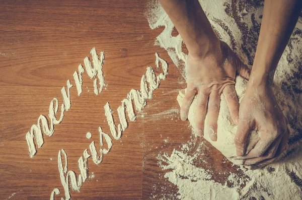 Kobiecych rąk zrobić ciasteczka świąteczne — Zdjęcie stockowe