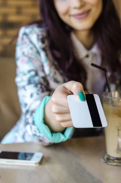 Mujer de moda mostrando su tarjeta de efectivo — Foto de Stock