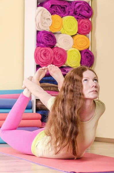 Kadın egzersiz yoga ya da pilates — Stok fotoğraf