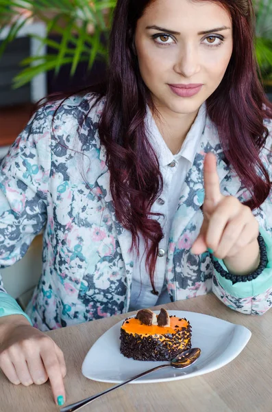 Όμορφο κορίτσι τρώει τούρτα. — Φωτογραφία Αρχείου