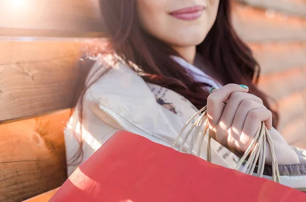 Chica sostiene bolsas sobre el hombro —  Fotos de Stock