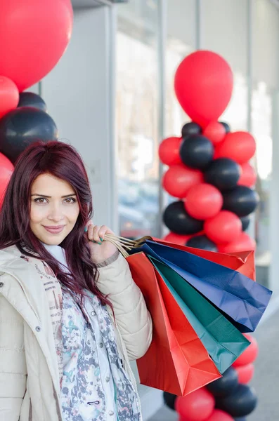 Shopper dziewczyna przed sklepach. — Zdjęcie stockowe