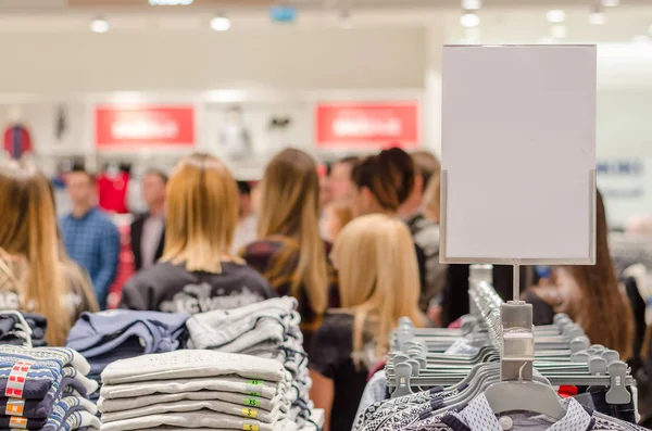 Mucha gente esperando en la cola en la tienda —  Fotos de Stock