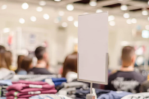 Masse mennesker, der står i kø i butikken - Stock-foto