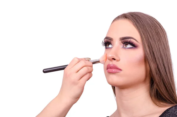 Frau beim Make-up und Gesichtskonturieren — Stockfoto