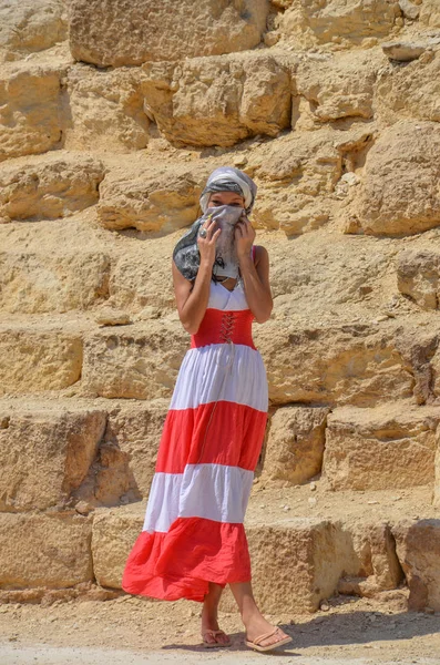 Tanara fata în picioare pe stânci — Fotografie, imagine de stoc