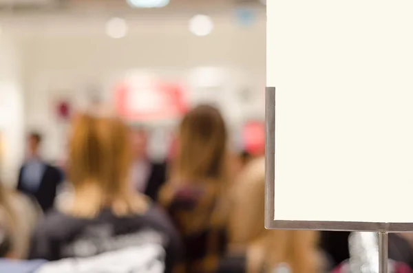 Tableau blanc pour les prix dans le magasin — Photo