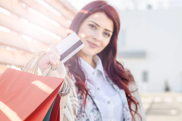 Frau zeigt Taschen und Kreditkarte — Stockfoto