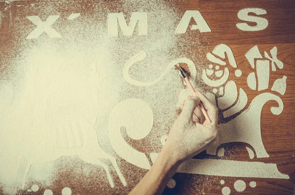 Vrouwelijke handen maken de Kerstkoekjes — Stockfoto