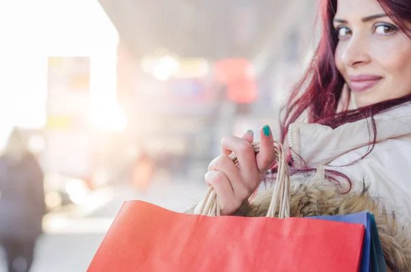 Frau geht mit Tüten einkaufen — Stockfoto