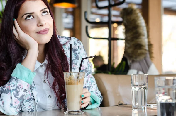 젊은 여자는 카페에 혼자 앉아 — 스톡 사진