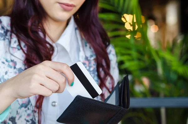 Müşteri kredi kartı dışarı cüzdan alır. — Stok fotoğraf