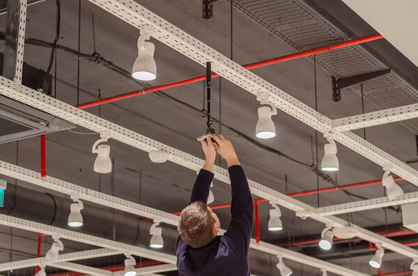 worker puts the camera on the ceiling