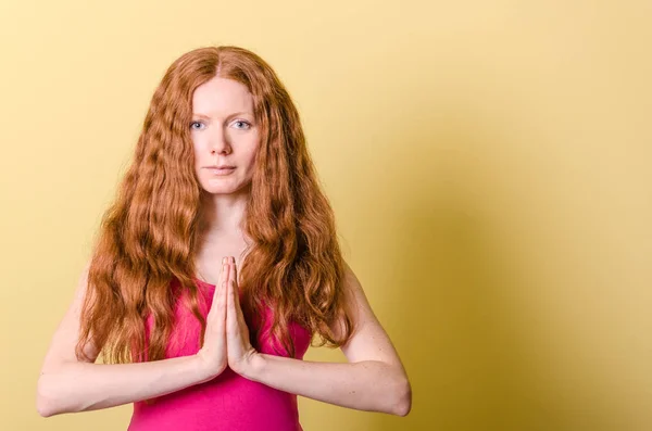 Frumos roșu-păr fata practica yoga — Fotografie, imagine de stoc